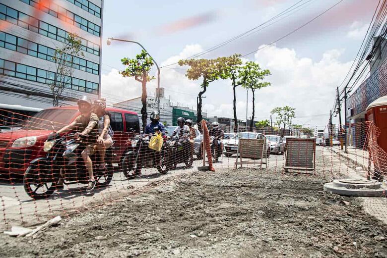 Segundo a Compesa, os trabalhos na Avenida Domingos Ferreira foram iniciados em abril, e estão sendo realizados por etapas. Foto: Matheus Ribeiro/Folha de Pernambuco.