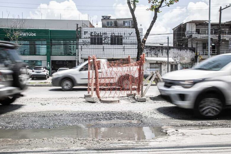Segundo a Compesa, os trabalhos na Avenida Domingos Ferreira foram iniciados em abril, e estão sendo realizados por etapas. Foto: Matheus Ribeiro/Folha de Pernambuco.