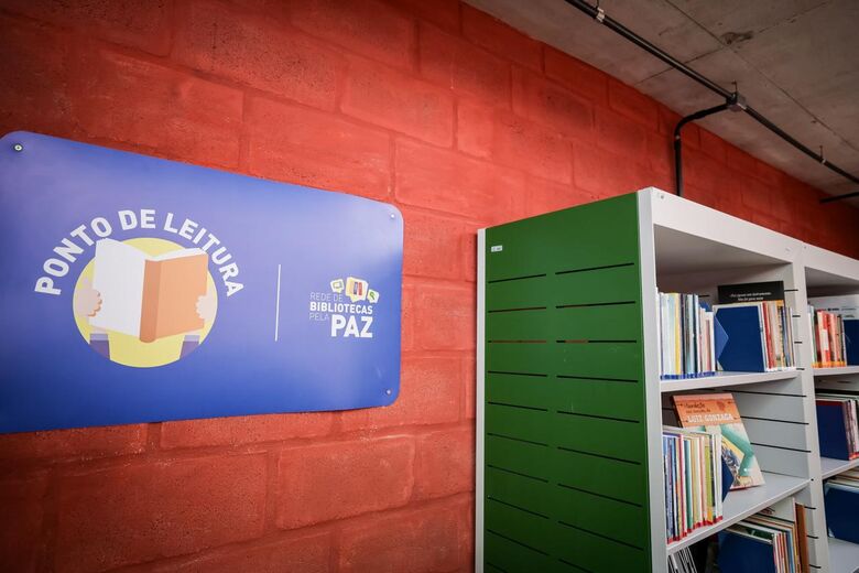 Com um acervo que tem cerca de 600 títulos, o centro possui um espaço de leitura reservado para o público. Foto: Edson Holanda/Prefeitura do Recife