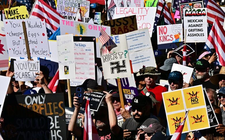 Manifestantes protestam contra o governo Trump. | Foto: Frederick J. Brown/AFP