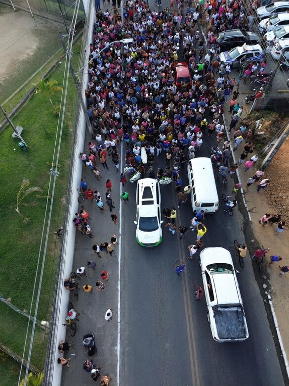 Velório e sepultamento da menina Esther, em São Lourenço da Mata. Foto: Felipe Ribeiro/Folha de Pernambuco.