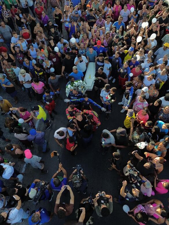 Velório e sepultamento da menina Esther, em São Lourenço da Mata. Foto: Felipe Ribeiro/Folha de Pernambuco.