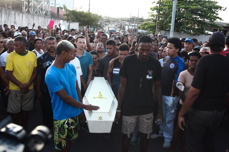 Velório e sepultamento da menina Esther, em São Lourenço da Mata. Foto: Davi de Queiroz/Folha de Pernambuco.