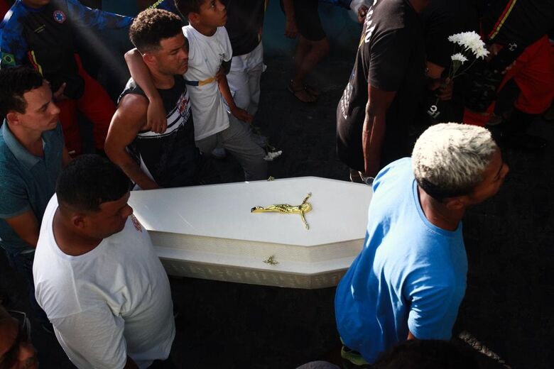 Velório e sepultamento da menina Esther, em São Lourenço da Mata. Foto: Davi de Queiroz/Folha de Pernambuco.