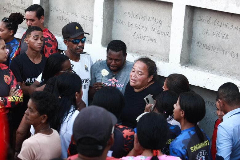 Velório e sepultamento da menina Esther, em São Lourenço da Mata. Na imagem, os pais da criança. Foto: Davi de Queiroz/Folha de Pernambuco.