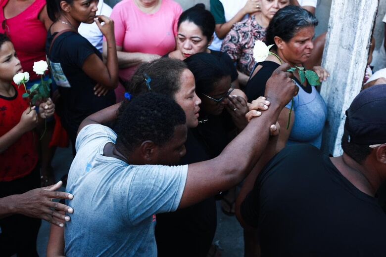 Velório e sepultamento da menina Esther, em São Lourenço da Mata. Na imagem, os pais da criança. Foto: Davi de Queiroz/Folha de Pernambuco.