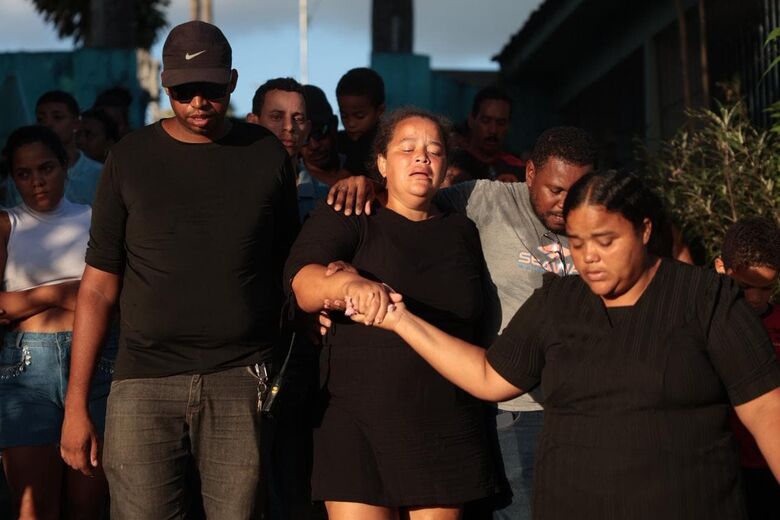 Velório e sepultamento da menina Esther, em São Lourenço da Mata. Foto: Felipe Ribeiro/Folha de Pernambuco.
