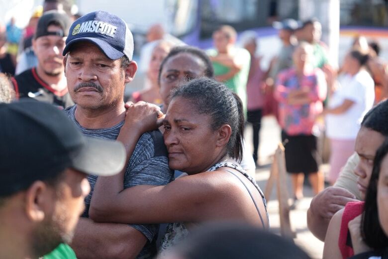 Velório e sepultamento da menina Esther, em São Lourenço da Mata. Foto: Felipe Ribeiro/Folha de Pernambuco.