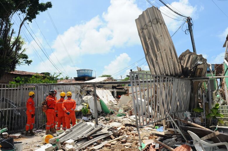 Corpo de Bombeiros atua no local do desabamento em Olinda, neste domingo (19). | Foto: Ricardo Fernandes/Folha de Pernambuco