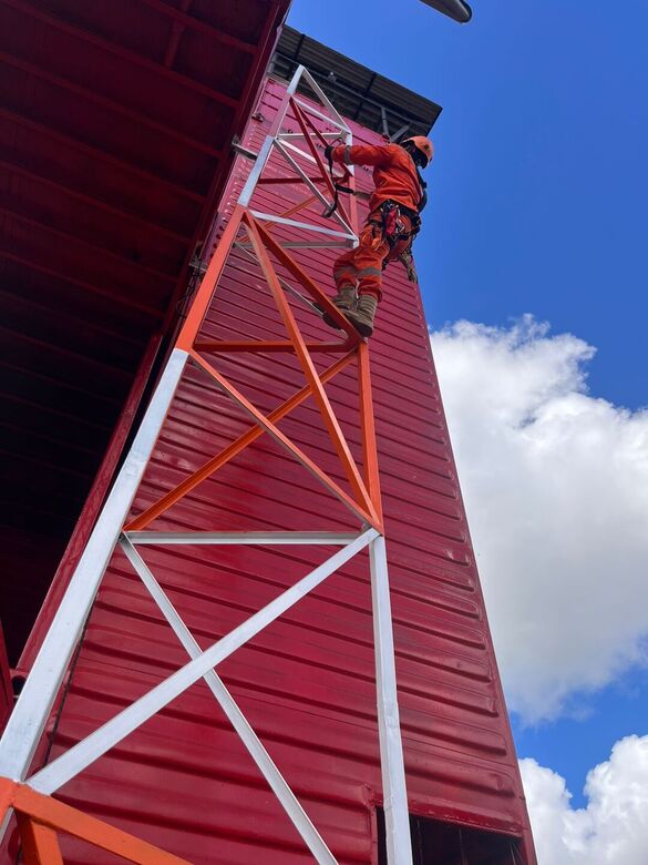 O espaço foi projetado com contêineres na vertical, permitindo o ganho em altura e avanço no conhecimento técnico | Foto: Corpo de Bombeiros/Divulgação