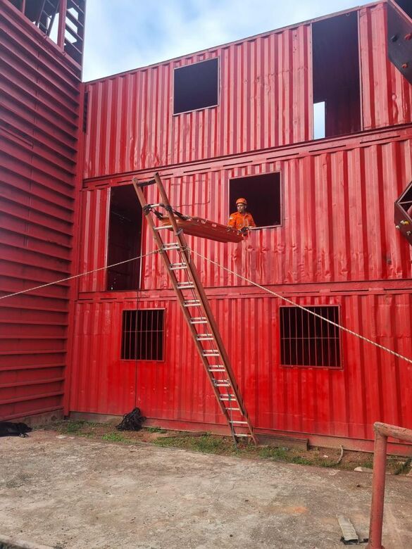 O espaço foi projetado com contêineres na vertical, permitindo o ganho em altura e avanço no conhecimento técnico | Foto: Corpo de Bombeiros/Divulgação