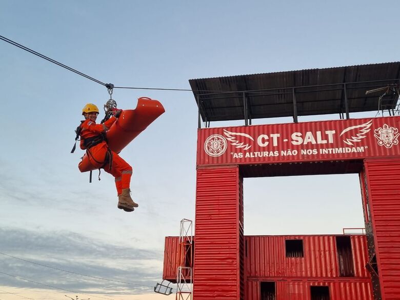 O espaço foi projetado com contêineres na vertical, permitindo o ganho em altura e avanço no conhecimento técnico | Foto: Corpo de Bombeiros/Divulgação