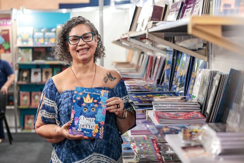 Graciane Clemente lança livro infantil na Bienal (Foto: Felipe Ribeiro/Folha de Pernambuco)