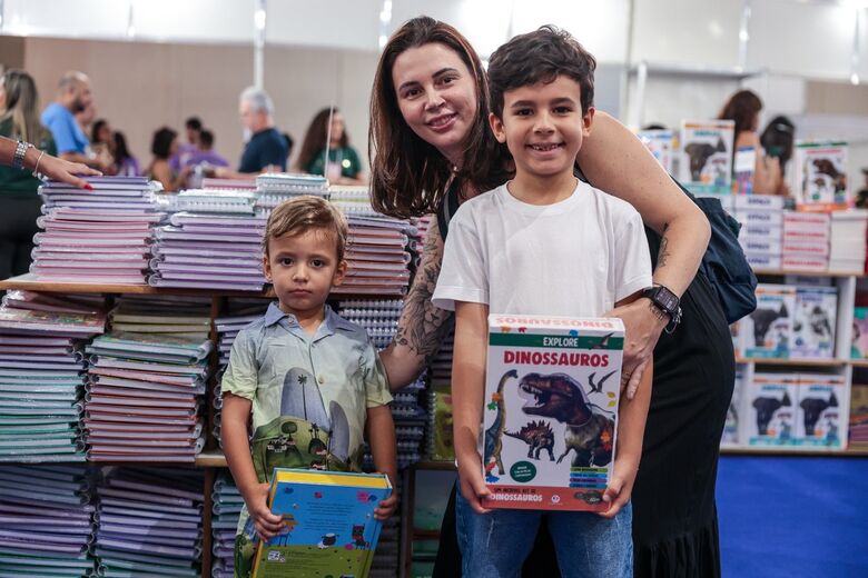 Gabriela Baracho levou os filhos, Kaê e Kevin, à Bienal. (Foto: Felipe Ribeiro/Folha de Pernambuco)