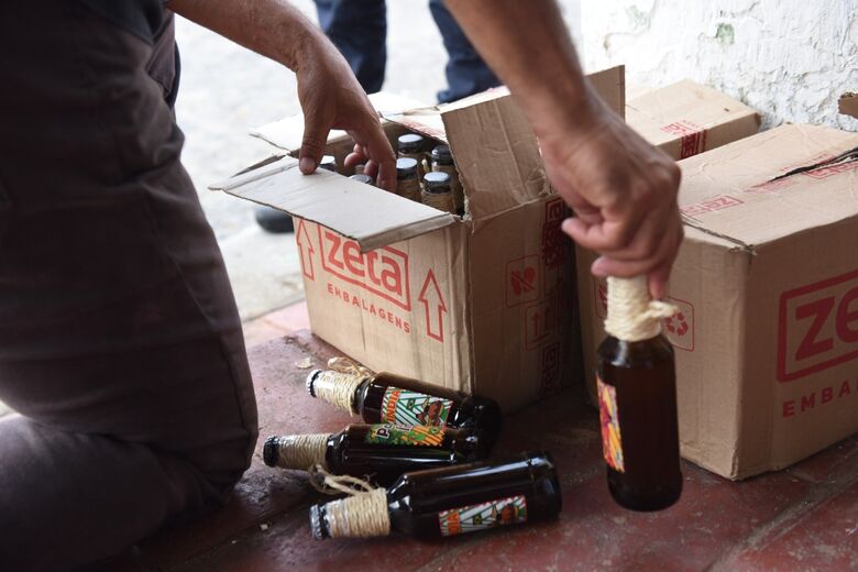 Secretaria Municipal de Saúde de Olinda fiscaliza comércio de bebidas destiladas. Foto: Paullo Allmeida / Folha de Pernambuco