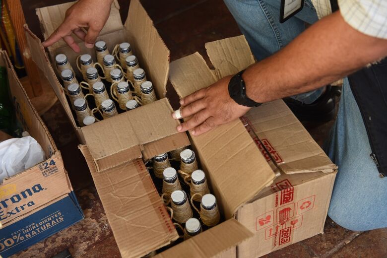 Secretaria Municipal de Saúde de Olinda fiscaliza comércio de bebidas destiladas. Foto: Paullo Allmeida / Folha de Pernambuco