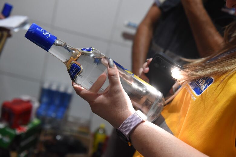 Secretaria Municipal de Saúde de Olinda fiscaliza comércio de bebidas destiladas. Foto: Paullo Allmeida / Folha de Pernambuco