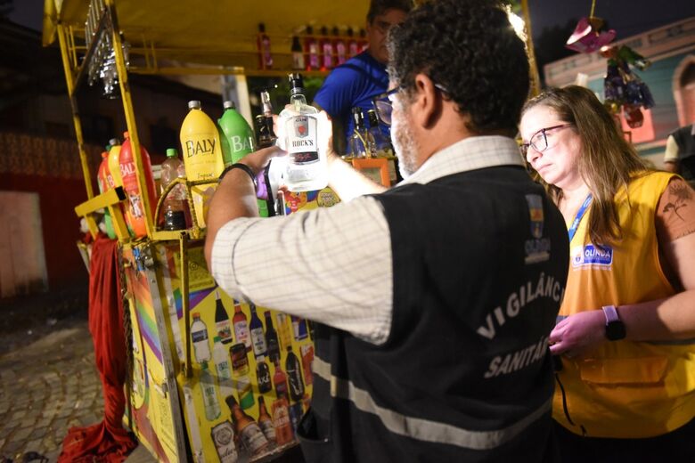 Secretaria Municipal de Saúde de Olinda fiscaliza comércio de bebidas destiladas. Foto: Paullo Allmeida / Folha de Pernambuco