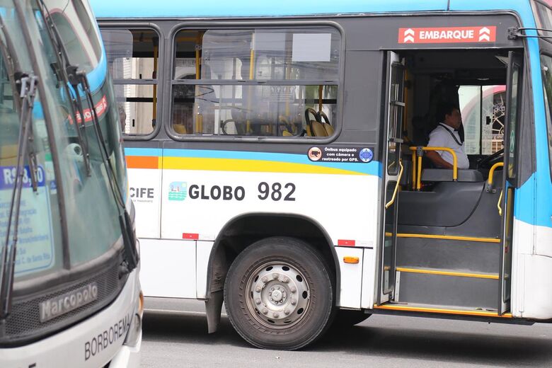 Manifestantes realizam protesto no cruzamento da Avenida Martins de Barros com a Ponte Maurício de Nassau, na área central do Recife | Foto: Arthur Mota/Folha de Pernambuco