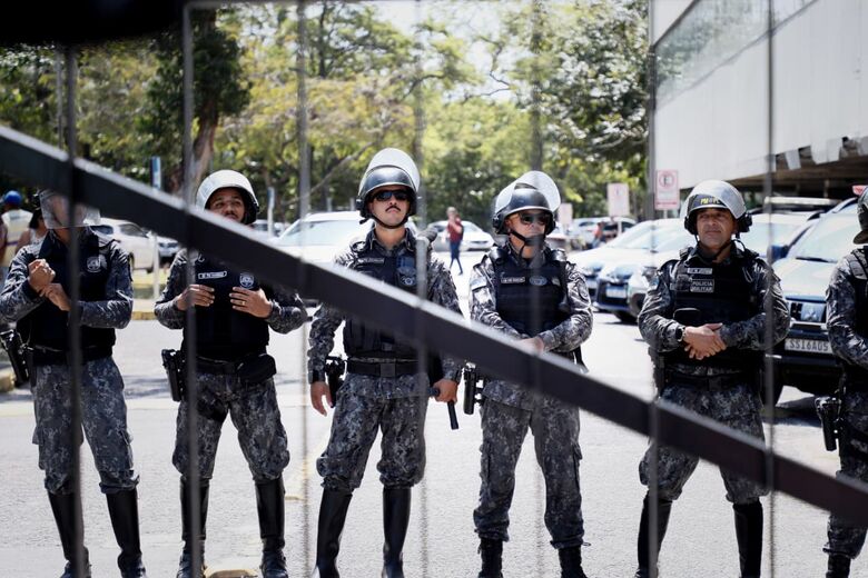 Protesto começou na manhã desta terça-feira (14) | Fotos: Arthur Botelho/Folha de Pernambuco