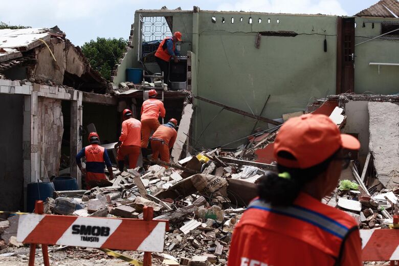 Casas passam por vistoria na manhã desta segunda-feira (20) | Foto: Davi de Queiroz/Folha de Pernambuco
