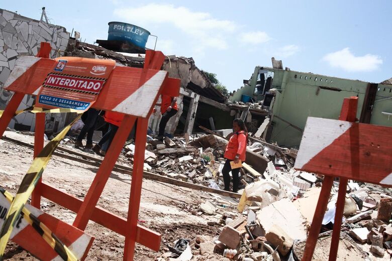 Casas passam por vistoria na manhã desta segunda-feira (20) | Foto: Davi de Queiroz/Folha de Pernambuco