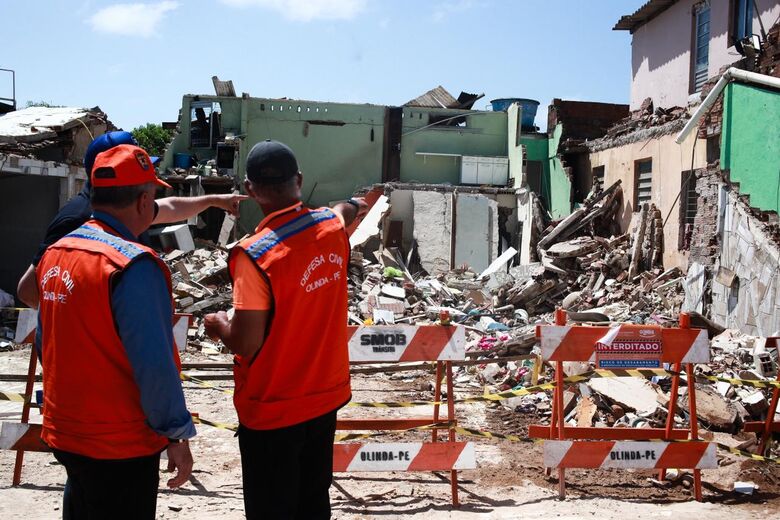 Casas passam por vistoria na manhã desta segunda-feira (20) | Foto: Davi de Queiroz/Folha de Pernambuco