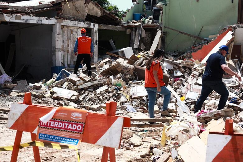 Casas passam por vistoria na manhã desta segunda-feira (20) | Foto: Davi de Queiroz/Folha de Pernambuco