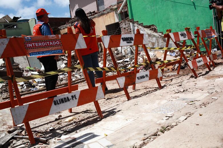 Casas passam por vistoria na manhã desta segunda-feira (20) | Foto: Davi de Queiroz/Folha de Pernambuco