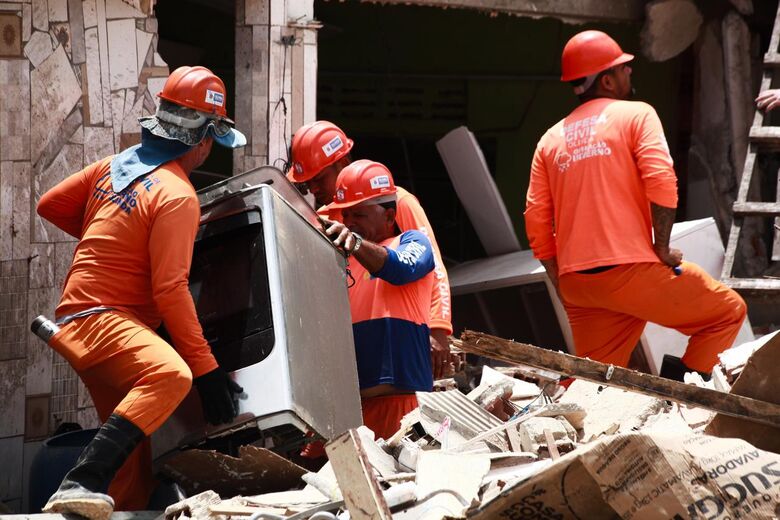 Casas passam por vistoria na manhã desta segunda-feira (20) | Foto: Davi de Queiroz/Folha de Pernambuco