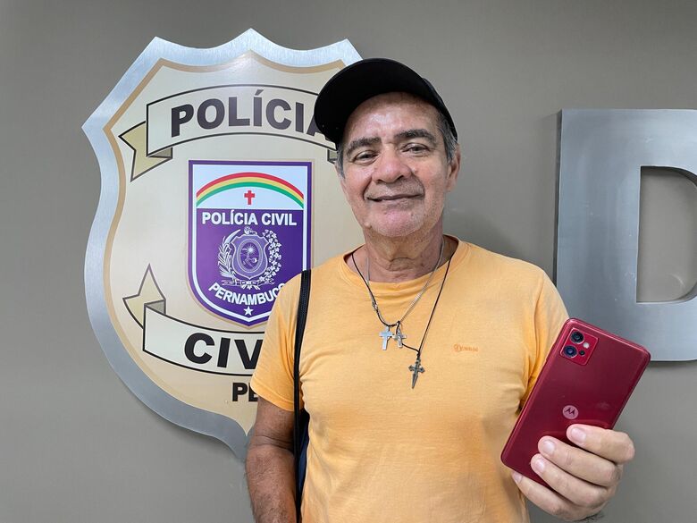 Proprietário de celular recebe o aparelho perdido em mutirão do Programa Recupera, em parceria com o Programa Alerta Celular. Foto: Divulgação/PCPE