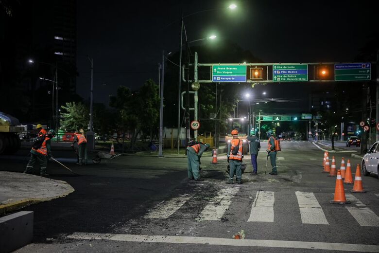 Serviços de requalificação de asfalto na Avenida Agamenon Magalhães, no Recife. - Foto: Edson Holanda/Prefeitura do Recife