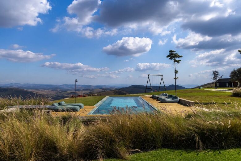 Balanço e piscina na área externa da casa Foto: Reprodução Internet