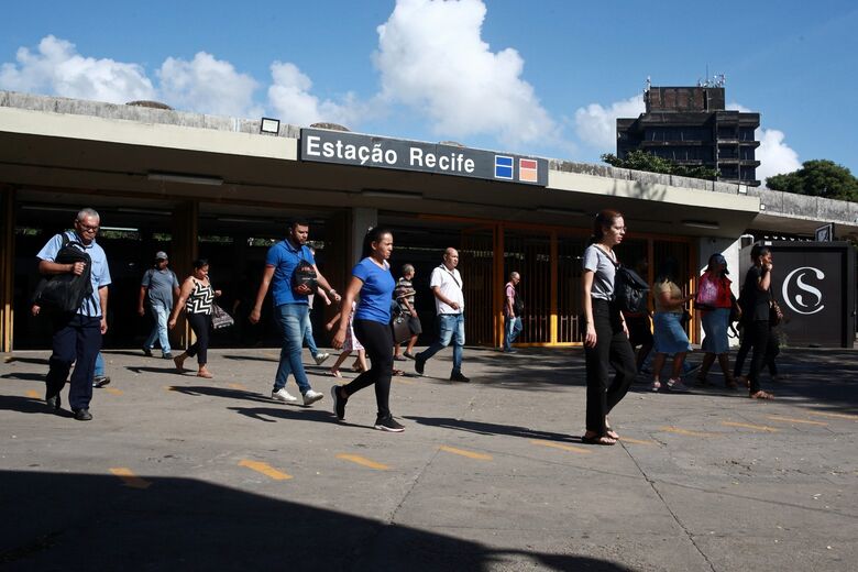 Fluxo de passageiros na entrada da Estação Central do Recife, em São José. Foto: Davi de Queiroz/Folha de Pernambuco