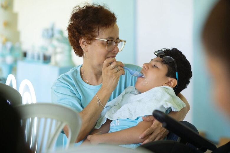 Fátima e o neto Pedro Miguel. Foto: Leandro de Santana/Folha de Pernambuco