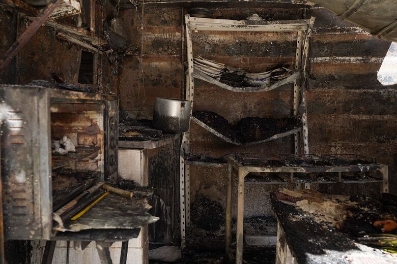 Incêndio atinge fiteiro na Rua Bulhões Marques, no Centro do Recife | Foto: Leandro de Santana/Folha de Pernambuco