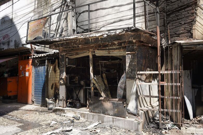 Incêndio atinge fiteiro na Rua Bulhões Marques, no Centro do Recife | Foto: Leandro de Santana/Folha de Pernambuco