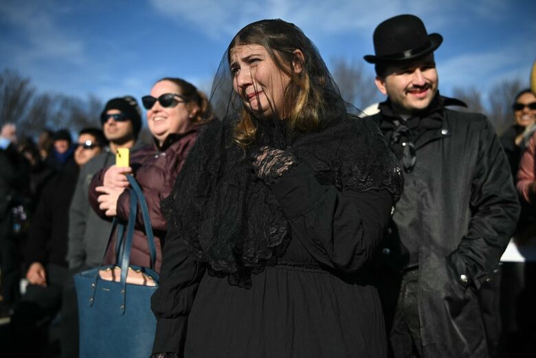 Estadunidenses fazem funeral simbólico para a moeda de 1 centavo de dólar. | Foto: Mandel Ngan/AFP