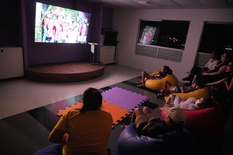 Crianças neurodivergentes acompanharam a cantata do Imip em uma sala montada especialmente pra elas. Foto: Leo Lima