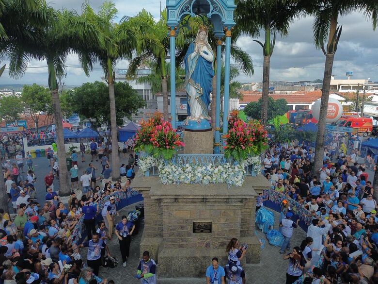 Fiéis acompanham a 121ª edição da tradicional Festa do Morro, nesta segunda-feira (8). | Foto: Matheus Ribeiro/Folha de Pernambuco