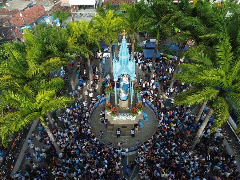 Fiéis acompanham a 121ª edição da tradicional Festa do Morro, nesta segunda-feira (8). | Foto: Matheus Ribeiro/Folha de Pernambuco