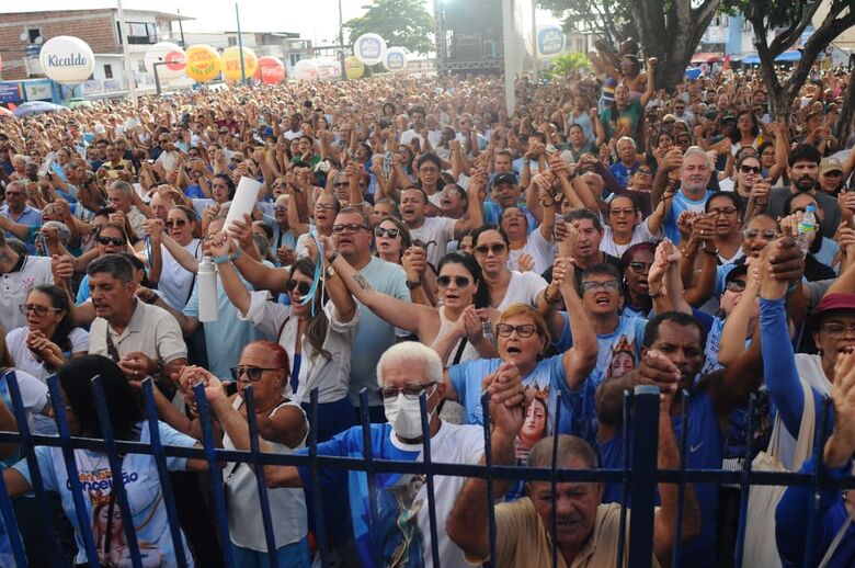 Fiéis acompanham a 121ª edição da tradicional Festa do Morro, nesta segunda-feira (8). | Foto: Ricardo Fernandes/Folha de Pernambuco