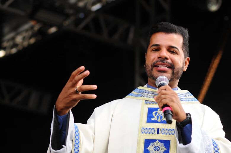 Fiéis acompanham a 121ª edição da tradicional Festa do Morro, nesta segunda-feira (8). | Foto: Ricardo Fernandes/Folha de Pernambuco