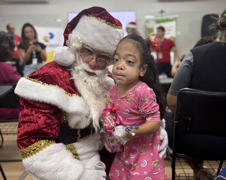 Durante a entrega, as crianças receberam das mãos da Mamãe Noel e do Papai Noel presentes escolhidos por elas em suas cartinhas.