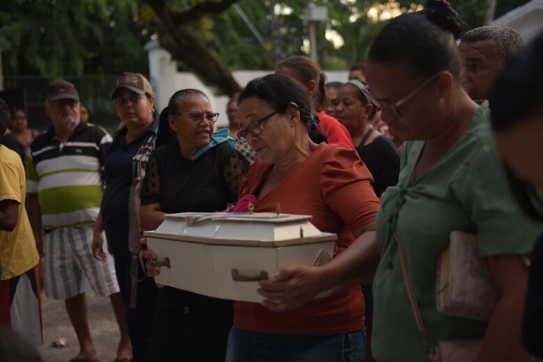 Sepultamento de Isabele Gomes e filhos no cemitério da Várzea. Foto:  Paullo Allmeida/Folha de Pernambuco 