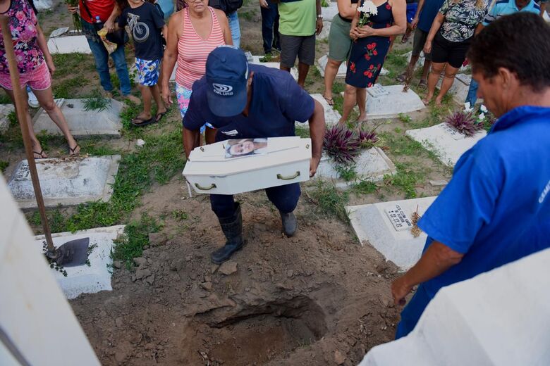 Sepultamento de Isabele Gomes e filhos no cemitério da Várzea. Foto:  Paullo Allmeida/Folha de Pernambuco 
