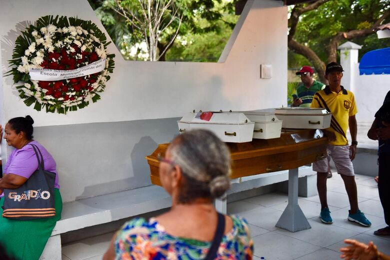 Sepultamento de Isabele Gomes e filhos no cemitério da Várzea. Foto:  Paullo Allmeida/Folha de Pernambuco 