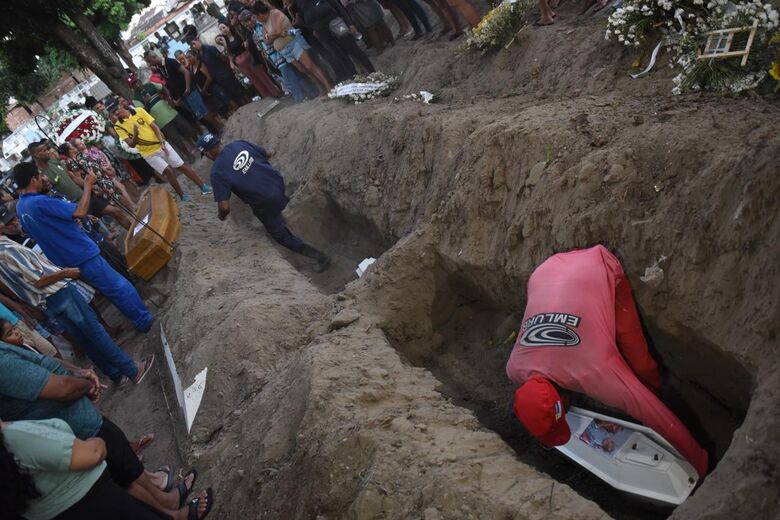 Sepultamento de Isabele Gomes e filhos no cemitério da Várzea. Foto:  Paullo Allmeida/Folha de Pernambuco 