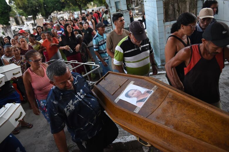 Sepultamento de Isabele Gomes e filhos no cemitério da Várzea. Foto:  Paullo Allmeida/Folha de Pernambuco 
