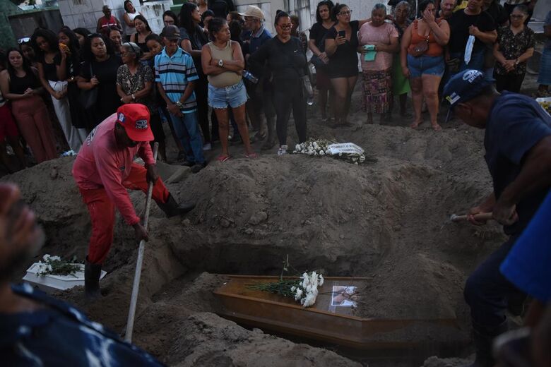 Sepultamento de Isabele Gomes e filhos no cemitério da Várzea. Foto:  Paullo Allmeida/Folha de Pernambuco 